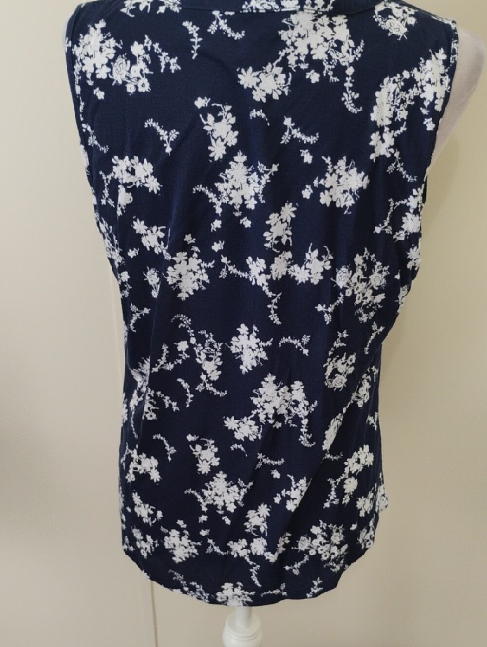 Liz Claiborne Navy and White Sleeveless Floral Henley Top - Picture 5 of 7